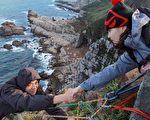 拍攝時，姚元浩身上綁著鋼索，接著從懸崖邊垂降，在一旁觀看的魏蔓，也忍不住替他捏把冷汗。（三立提供）