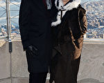 2014年1月24日，澳大利亚国庆日前夕，休•杰克曼与妻子受邀造访纽约帝国大厦并点亮彩灯。（Andrew H. Walker/Getty Images）