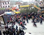 組圖：河南鄭州上千村民怒砸工程車抗強拆
