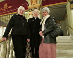 Betty, Gloria, Sawsan（右至左）三位畫家相約一起觀看了3月8日下午神韻在康州的演出。（任倩雪/大紀元）