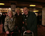 桑迪羅賓維茲（Sandy Rabinowitz) 和母親Kiki Rabinowitz與父親Haroon Rabinowitz來康州沃特伯里市（Waterbury）派雷斯劇院（Palace Theatre）觀看3月8日的神韻演出。（大紀元）