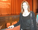 Tamma Kaysser-Kranich女士在凤凰城观看了神韵的演出。（屈婧／大纪元）