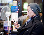布碌崙居民Jack Mui2013年12月19日在曼哈頓下東城的電子香煙店。 (鮑蜜兒/大紀元)