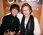 3月9日下午Elaine Kissel博士（右）和朋友一同觀看神韻紐約藝術團在鳳凰城都會區坦佩甘米奇劇院的最後一場演出（於麗麗/大紀元）