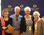 3月9日下午Rosemary Moriarty和丈夫朋友一行四人一同观看了神韵纽约艺术团在凤凰城的最后一场演出。（从左到右Rosemary Bud Moriarty夫妇、Joan Adair和Judy McGrwvy）（于丽丽/大纪元）