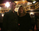 房地產總監Greg Smulski 和妻子Kate Smulski3月8日 來沃特伯裡市（Waterbury）派雷斯劇院（Palace Theater)觀看神韻演出。（大紀元）
