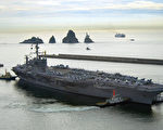 美国海军强化在西太平洋的军事部署。图为停驻韩国釜山港的乔治华盛顿号航空母舰。（AFP）