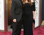 2014年3月2日，克里斯蒂安•貝爾和妻子西碧出席第86屆奧斯卡金像獎頒獎禮，西碧被眼尖的媒體捕捉到了「孕味」。（Jason Merritt/Getty Images）