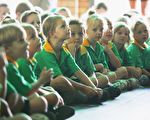 澳洲小学校长协会（APPA）表示，现在澳洲课程的安排过于臃肿，应该加以简化，将更多的精力集中到学生的基本读写能力和算术技能方面。图为澳洲小学生。(Jonathan Wood/Getty Images)
