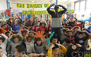 奥运双冠王到华埠第一小学与学生互动