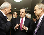 歐洲央行行長德拉吉(中)13日表示，強勢歐元抑制歐元區通貨膨脹率。(DIETER NAGL/AFP)
