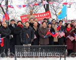 中華會館暨僑界30多個社團代表，在中山公園獻花追思國父孫中心先生。（霍斯琦/大紀元）