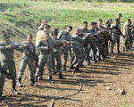 菲美陸戰隊員10日至14日在菲國西南隅靠近南海的巴拉旺省，進行為期4天的聯合野戰訓練，提升雙方陸戰隊的兩棲作戰及相互操作能力。
（美國陸戰隊提供）