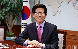 3次当选国会议员的韩国著名政治家金文洙，从2006年至今连续两次当选京畿道知事（相当于中国的省长）。（全宇/大纪元）