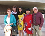 Vicky Pisetti女士（左二）邀请大陆交换学生徐小姐（左三）和乔小姐（左四）一同观看了神韵纽约艺术团在加州橙县表演艺术中心的演出。（方圆／大纪元）