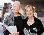 理疗诊所老板Nellie Bell（右）和朋友Patty Bozoyff观看了3月16日晚神韵纽约艺术团3月16日晚在橙县的第六场演出，表示带着希望回家。（杨婕／大纪元）