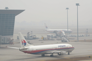 3月18日，中共驻马来西亚大使黄惠康在新闻发布会上称，马航事故原因调查，不宜大张旗鼓进行；很多信息不宜对外公开；言论令人费解。此前，马航失联第二天，黄惠康曾说，“失联非同寻常”，“很多事情超出了想像和控制力”。图为，2014年3月15日，在胡志明市机场的马来西亚航空公司的飞机。NAM/AFP/Getty Image）