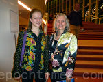 音乐家Maianne Van Der Spaa和她的女儿一起观赏了神韵艺术团在阿姆斯特丹的第一场演出，她们被神韵艺术家的精彩表演深深地征服。（林达/大纪元）