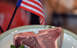 美國聯邦政府預測，今年食品價格上漲幅度將是3年以來最大的一次，漲幅將達3.5%。連年乾旱已導致主要農業區的產量下降。美國肉類和乳製品價格上漲最多。圖為一展銷會上促銷的美國牛肉。(AFP PHOTO / Yoshikazu TSUNO)