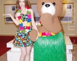 潘映竹于2014年3月20日参观在台北展出之韩国济州泰迪熊特展并和夏威夷Teddy Bear跳草裙舞。(黄宗茂/大纪元)