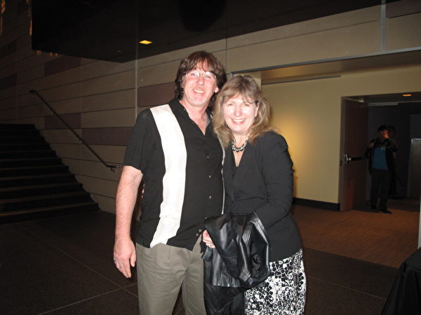 吉他演奏家理查德‧強森（Richard Johnson）和太太雪莉觀賞了3月19日在千橡市的神韻演出後，讚歎神韻交響樂團完美無瑕。（劉菲／大紀元）