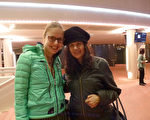 稅務諮詢師Olivia Cooke和她的在酒店任職經理的女兒Elvira Nitters一起觀看了神韻世界藝術團在阿姆斯特丹的最後一場演出。（林達/大紀元）