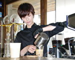 賴雅妍於2014年3月22日在台北拍攝現場親自沖泡咖啡予記者們享用。（黃宗茂/大紀元）