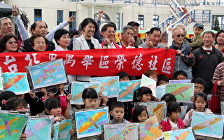 来自台北万华区荣德社区的1百多位民众和文山国小彩绘老鹰的学童合影。（南投市公所提供）
