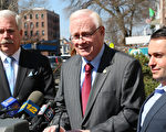 高顿议员（左2）和阿克林（右１）在3月21日举行的记者会上呼吁采用加芯片信用卡。（大纪元图片）