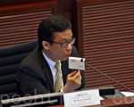 立法會資訊科技委員會召開特別會議，討論香港電視網絡開台風波。王維基首度與通訊局、通訊辦及商務及經濟局局長蘇錦樑就流動電視同場對質。（潘在殊/ 大紀元）