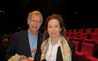 在法國政府財政部門工作的Philippe先生和太太觀看了3月28日的神韻演出。（德龍/大紀元）