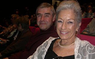 前舞蹈家Elisabeth和先生Roger在2014年3月29日觀看了美國神韻世界藝術團在法國巴黎國際會議中心的演出。（摄影：王泓/大纪元）（王泓/大紀元）
