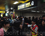 反服貿團體30日上凱道行動，台北捷運台大醫院站出口人潮多，捷運人員在現場疏導人流。（鄭宜芬 ／大紀元）