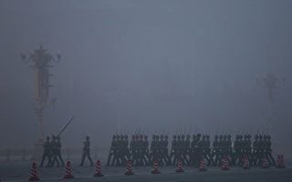 4月2日，中共国家主席习近平结束对欧洲为期11天的访问回到北京。同日，包括七大军区司令员在内的解放军18个正大军区级机构军头突然在中共军方媒体上发表文章，集体表态“效忠”习近平。(Photo by Feng Li/Getty Images)
