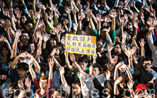 臺太陽花學運動能強大 群起反服貿抗共啟示華人