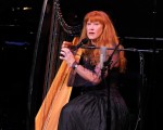2012年11月30日，罗琳娜•麦肯尼特在纽约卡内基音乐厅金帽子基金会公益演出中。（Stephen Lovekin/Getty Images）