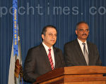 美國司法部長Eric Holder （右）4月1日拜訪了聯邦紐約南區檢察官Preet Bharara（左）辦公室，並舉辦新聞發布會。（王依瀾/大紀元）