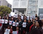 4月2日，三千多访民聚集在上海市政府前，声援在黑龙江建三江被抓的律师。目前，建三江事件中被非法拘留、殴打的四位人权律师仍被羁押，当局不但不准会见，还公开诬蔑四位律师和法轮功，引起广大民众和律师界的愤慨。（知情者提供）