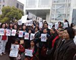 4月2日，上海市政府前有三千访民聚集抗议。上海公民声援团拉横幅声援在黑龙江建三江被抓的律师和茂名人民反PX抗暴活动。（知情者提供）