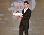 王力宏帶來音符蛋糕象徵為2014 hito流行音樂獎頒獎典禮創作主題音樂。（hito提供）