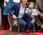 2014年4月2日，“精灵王子”奥兰多•布鲁姆携幼子弗林亮相好莱坞星光大道，被授予第2521颗星星。（Jason Kempin/Getty Images）