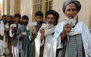 阿富汗民主转移选举开跑 暴力与买票笼罩