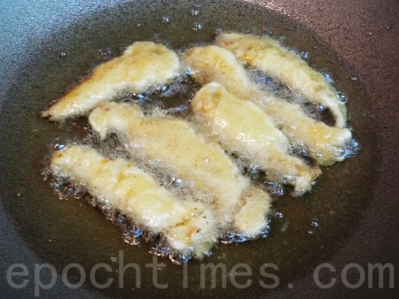 下锅油炸至肉条浮起，色泽金黄，捞起沥油后即可食用。(摄影：彩霞/大纪元)