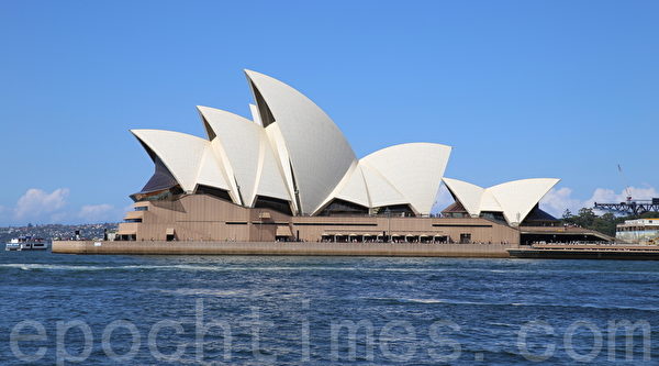 悉尼劇院與悉尼歌劇院隔水相鄰。（何蔚/大紀元）