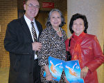 Mary Lou McLaughlin女士（中）和先生Michael McLaughlin（左）和朋友共同观看了4月8日晚春田市的演出，并表示十分欣赏。（温文清/大纪元）
