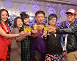《热海恋歌》剧组举行杀青宴，图为导演冯凯（右3）与主演们。（三立提供）