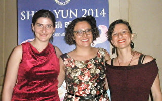 Carmen、 Paula、 Elena（从左到右）是三位海洋生物学博士，这三位科学家也是好朋友。2014年4月11日晚，观看神韵世界艺术团的第三场演出，度过了美好难忘的时刻。（文华/大纪元）