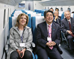 日本首相安倍晉三13日帶著美國駐日大使卡洛琳．甘迺
迪（Caroline Kennedy）體驗日本超快速磁浮列車。（共同社提供）