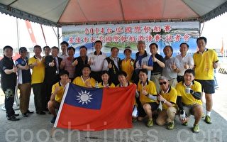 台琉杯国际帆船赛，基隆市长张通荣授旗给代表台湾出赛的“怡然号”选手。（周美晴／大纪元）