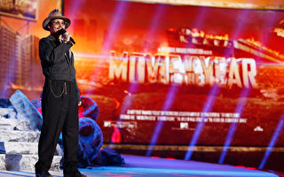 2014年4月13日，MTV電影獎頒獎典禮，約翰尼•德普以標誌性的復古風裝扮上台，頒發了最大獎項「年度電影」。（Christopher Polk/Getty Images for MTV）